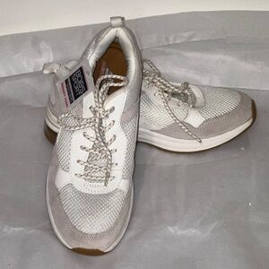 Skechers BOBS Pulse Air SNEAKERS Walking Off White/Tan Memory Foam Sz 8.5 NEW